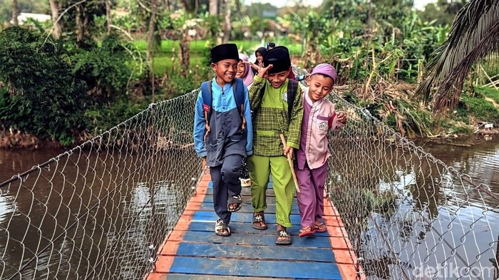 Jembatan miring di Sukabumi yang sudah diperbaiki.