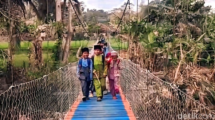 Upaya Peningkatan Keselamatan: Jembatan Miring Sukabumi Direnovasi, Bebaskan Siswa dari Bahaya