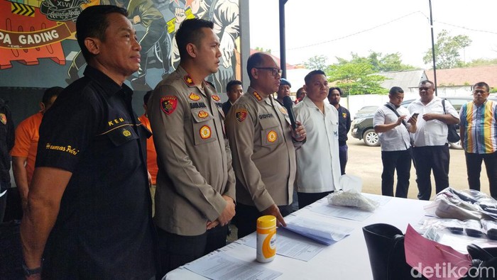 Jumpa pers di Polsek Kelapa Gading kasus penipuan lansia.(Kurniawan/detikcom)