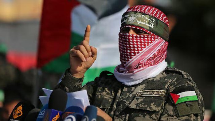 Abu Ubaida, the spokesman of the Izz el-Deen al-Qassam Brigades, gestures as he speaks during an anti-Israel military show in the southern Gaza Strip November 11, 2019. REUTERS/Ibraheem Abu Mustafa/ File Photo Purchase Licensing Rights