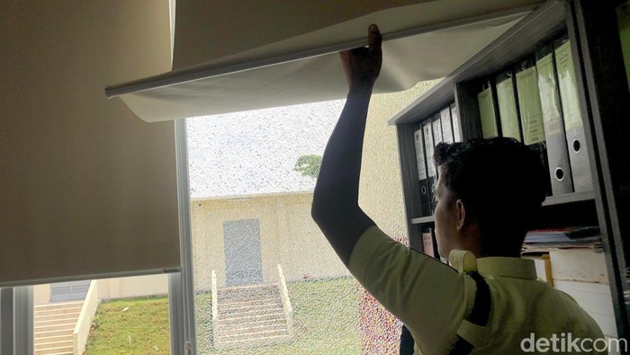 Kaca gedung DPRD Kota Padang retak diduga akibat peluru nyasar (dok. M. Afdal Afrianto/detikSumut)