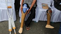 Seorang penyandang disabilitas mencoba berjalan seusai pemasangan kaki palsu di PT Angkasa Pura II, Kabupaten Aceh Besar, Aceh, Selasa (3/9/2024).