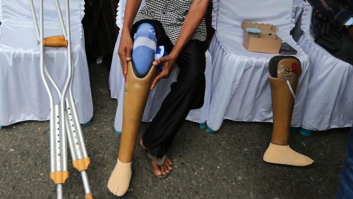 Seorang penyandang disabilitas mencoba berjalan seusai pemasangan kaki palsu di PT Angkasa Pura II, Kabupaten Aceh Besar, Aceh, Selasa (3/9/2024). PT Angkasa Pura II Bandara Internasional Blang Bintang bersama pemerintah Aceh dan Kick Andy Foundation melalui program kemerdekaan tanpa batas membangun inklusifitas dan kesetaraan di daerah itu dengan memberikan bantuan sebanyak 49 kaki palsu kepada penyandang disabilitas di lima kabupaten Provinsi Aceh. ANTARA FOTO/Ampelsa/Spt.