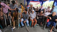 Mereka memberikan bantuan sebanyak 49 kaki palsu kepada penyandang disabilitas di lima kabupaten Provinsi Aceh.   
