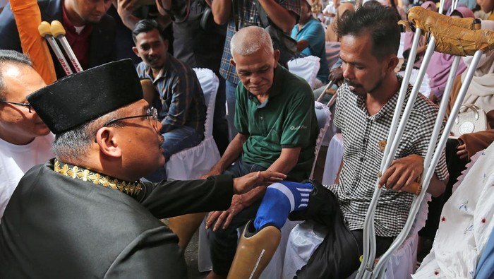 Seorang penyandang disabilitas mencoba berjalan seusai pemasangan kaki palsu di PT Angkasa Pura II, Kabupaten Aceh Besar, Aceh, Selasa (3/9/2024). PT Angkasa Pura II Bandara Internasional Blang Bintang bersama pemerintah Aceh dan Kick Andy Foundation melalui program kemerdekaan tanpa batas membangun inklusifitas dan kesetaraan di daerah itu dengan memberikan bantuan sebanyak 49 kaki palsu kepada penyandang disabilitas di lima kabupaten Provinsi Aceh. ANTARA FOTO/Ampelsa/Spt.