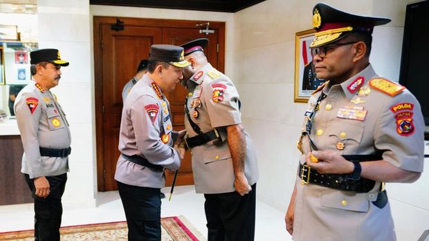 Kapolri Jenderal Listyo Sigit Prabowo resmi melantik Brigjen Patrige Renwarin sebagai Kapolda Papua. Brigjen Patrige menggantikan Komjen Mathius D Fakhiri. (dok Polri)