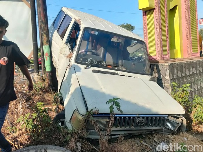 Mobil Toyota Kijang nyungsep di parit Banyudono, Boyolali, Selasa (3/9/2024).