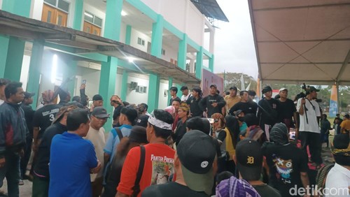 Kericuhan Peresean Bupati Cup Lombok Tengah 2024 di Lapangan PSLT Praya, Selasa (3/9/2024). (Edi Suryansyah/detikBali)