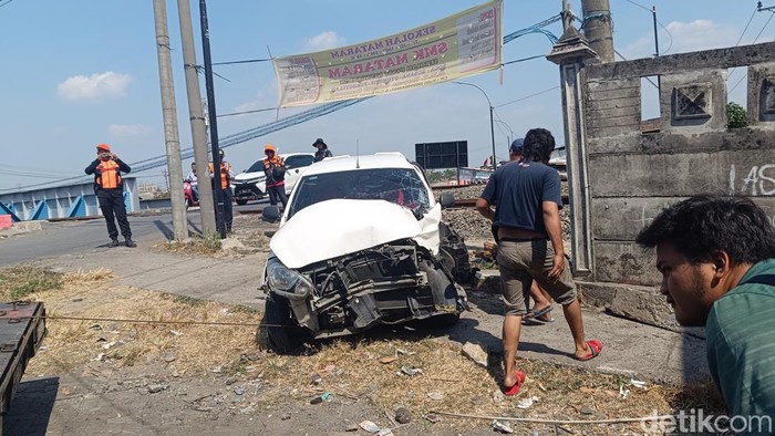 Tragedi Mengharukan: Mobil Tertabrak Kereta, Bayi Terseret Jauh di Semarang