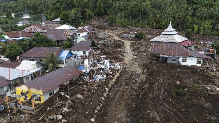 Kondisi Rumah Warga di Ternate yang Rusak Akbat Banjir Bandang Foto udara sejumlah rumah warga yang rusak pascabanjir bandang di Kelurahan Rua, Kota Ternate, Maluku Utara, Selasa (3/9/2024). Pemerintah Kota Ternate akan merelokasikan warga korban banjir bandang di Kelurahan Rua ke tempat yang lebih aman dan menyiapkan lahan sekitar 2,6 hektaredi Kelurahan Jambula yang nantinya akan dibangun 100 unit rumah. ANTARA FOTO/Andri Saputra/tom.