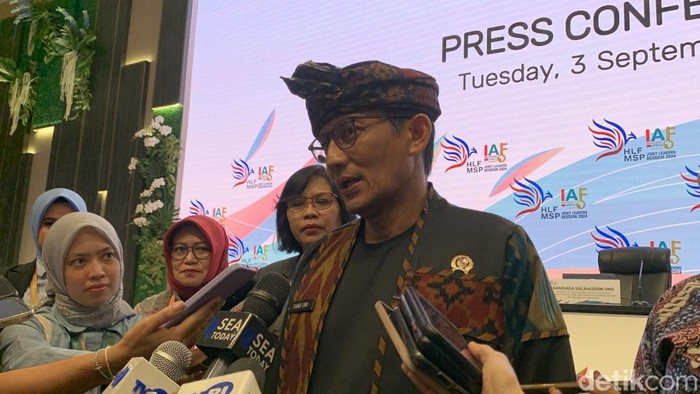 Konferensi pers KTT IAF ke-2 oleh Menparekraf Sandiaga Uni di Nusa Dua, Badung, Selasa (3/9/2024). (Rizki Setyo)