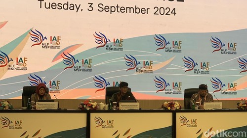 Konferensi pers KTT IAF ke-2 oleh Menteri Pariwisata dan Ekonomi Kreatif Sandiaga Uno di Nusa Dua, Badung, Selasa (3/9/2024). (Rizki Setyo Samudero)