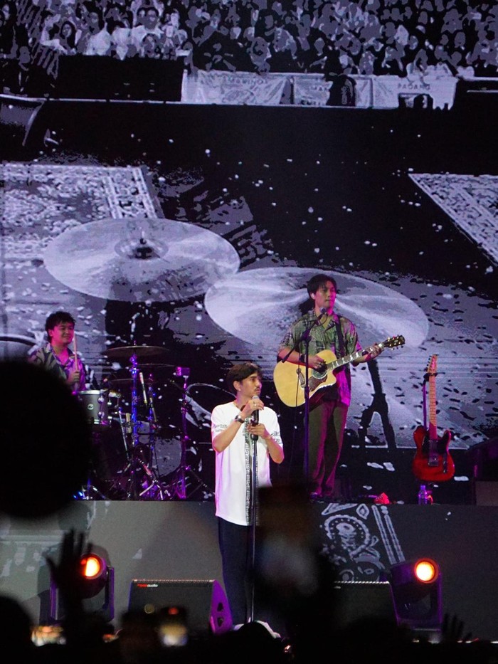 Konser Sheila On 7 bertajuk Tunggu Aku Di yang digelar di Stadion Atletik Rumbai, Pekanbaru,  Sabtu, (31/8/2024) berlangsung meriah.