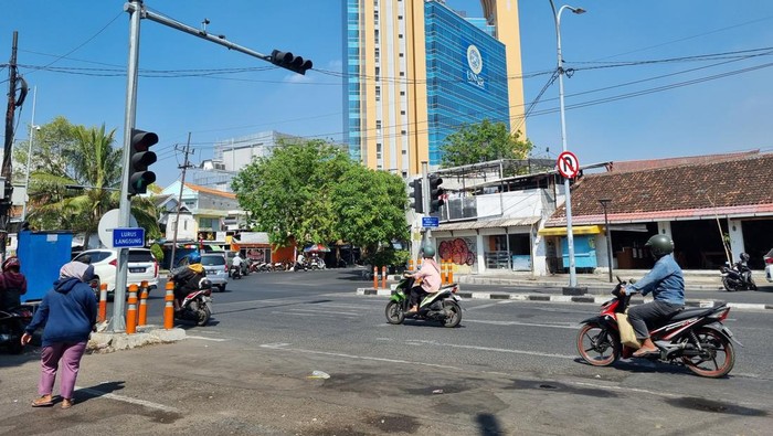 Jalan di depan kota Surabaya