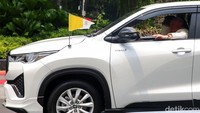 Innova Zenix tersebut dilaburi kelir putih dengan bendera Indonesia dan Vatikan di bagian depan. Kemudian di area muka dan ekornya menggunakan pelat khusus bertulisan SCV 1 yang berarti Status Civitatis Vaticanae atau Negara Kota Vatikan. Jika diperhatikan melalui tampilannya, terutama dari emblem di pintu depan, Innova Zenix yang ditumpangi Paus Fransiskus merupakan tipe V hybrid. Kendaraan tersebut dibanderol Rp 540 jutaan dengan status on the road Jakarta. Grandyos Zafna/detikcom