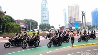 Polisi bermotor juga mengawal perjalanan Paus Fransiskus dari Bandara Soekarno-Hatta menuju Kedubes Vatikan di Jalan Medan Merdeka Timur, Jakarta Pusat.  