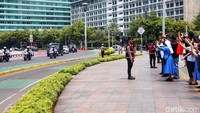 Sejumlah warga menyambut kedatangan Paus Fransiskus di kawasan Bundaran Hotel Indonesia (HI), Jakarta. Mereka sempat melambaikan tangan kepada Pemimpin tertinggi Gereja Katolik sedunia tersebut.