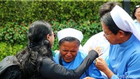 Biarawati terharu usai melihat Paus Fransiskus dari dekat di kawasan Bundaran Hotel Indonesia (HI). Seperti diketahui, Paus Fransiskus akan menjalani beberapa kegiatan dalam kunjungannya di Indonesia pada 3-6 September 2024.  