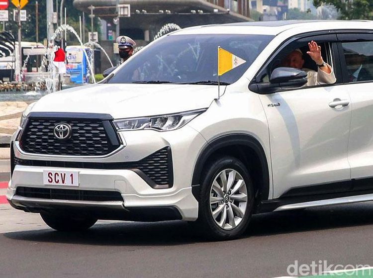 Lambaian Tangan Paus Fransiskus Saat Melintas di Bundaran HI Jakarta