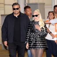 Lady Gaga menerima cincin oval-cut berlian putih yang luar biasa dari tunangannya, Michael Polansky. Diperkirakan memiliki berat 10-12 karat, cincin ini bernilai lebih dari US$1 juta. Sebelumnya, Gaga juga pernah menerima cincin berbentuk hati dari Taylor Kinney dan cincin safir pink 12 karat dari Christian Carino. (Foto: Franco Origlia/Getty Images)