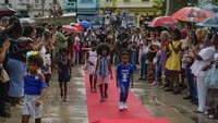 Peserta anak-anak berjalan di karpet merah saat peragaan busana dan rambut kribo Afro di Havana, Kuba, Sabtu (31/8/2024).
