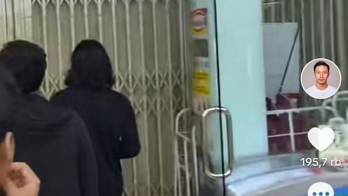 Lima mahasiswa yang terjebak di minimarket gegara keasyikan ngobrol.
