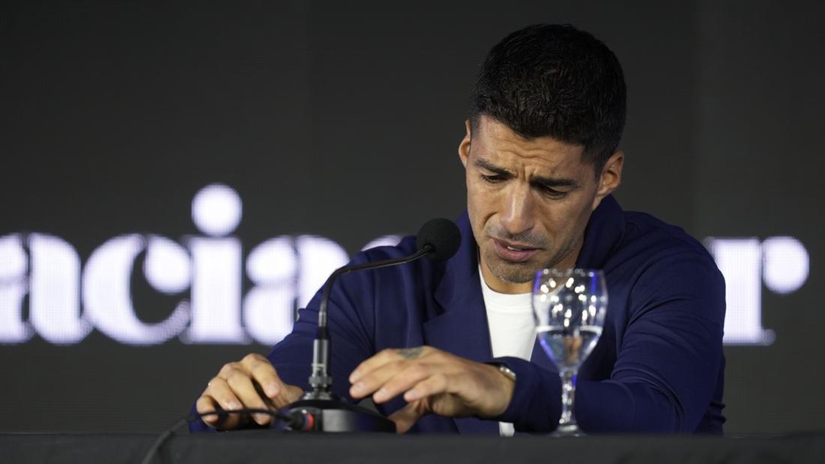 Ekspresi sedih Luis Suarez saat mengumumkan pensiun dari Timnas Uruguay. Foto: AP/Matilde Campodonico