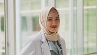 Mantan penyanyi cilik yang sangat dikenal dengan gaya centilnya, Pramaisshela Arinda Daryono Putri atau Maissy, menutup buku dari dunia hiburan. Setelah lulus dari Fakultas Kedokteran Universitas Indonesia pada 2013, Maissy memilih fokus mengabdi di dunia kesehatan sebagai seorang dokter umum. Foto: Instagram@pramaisshelarinda.md