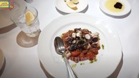 Salah satu menu yang mereka nikmati, olahan octopus dengan tomat yang menggugah selera. Foto: YouTube MAIA ALELDUL TV