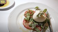Tersedia juga hidangan burrata cheese dengan irisan tomat segar. Pastinya membangkitkan selera makan! Foto: YouTube MAIA ALELDUL TV