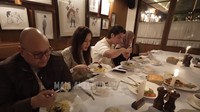 Sebagai hidangan utama, mereka menikmati pasta angel hair dengan truffle dan caviar yang membuat rasanya makin istimewa! Foto: YouTube MAIA ALELDUL TV