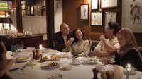 Momen makan malam ini begitu manis, apalagi Bunda Maia dan Daddy Musri juga menunjukkan keromantisannya berdua. Foto: YouTube MAIA ALELDUL TV