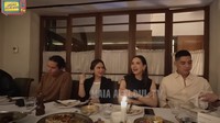Seperti double date, Dul dan Tissa duduk satu baris dengan Alyssa dan Al. Mereka tampak menikmati momen bersama sambil makan enak. Foto: YouTube MAIA ALELDUL TV