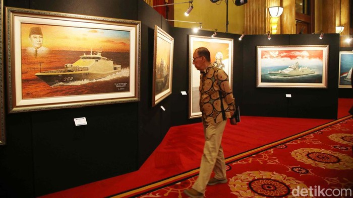 Melihat Beragam Lukisan Bertema Alutsista Pameran lukisan bertajuk Padamu Negeri digelar di Balai Samudera, Kelapa Gading, Jakarta Utara. Yuk kita lihat.
