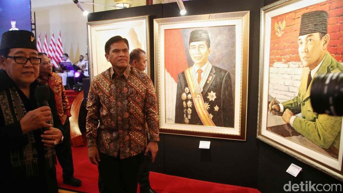 Melihat Beragam Lukisan Bertema Alutsista Pameran lukisan bertajuk Padamu Negeri digelar di Balai Samudera, Kelapa Gading, Jakarta Utara. Yuk kita lihat.