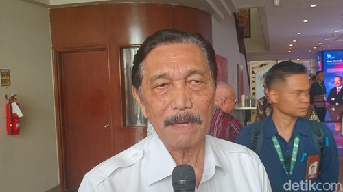 Menko Marves Luhut Binsar Pandjaitan saat ditemui seusai diskusi panel di BICC, Selasa (3/9/2024). (Aryo Mahendro/detikBali)