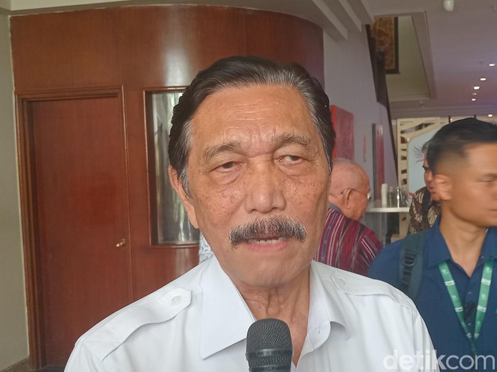 Menko Marves Luhut Binsar Pandjaitan saat ditemui seusai diskusi panel di BICC, Selasa (3/9/2024). (Aryo Mahendro/detikBali)