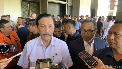 Menkomarves Luhut Binsar Pandjaitan di sela-sela memimpin rapat koordinasi persiapan Bali International Airshow (BIAS) 2024 di Nusa Dua, Kuta Selatan, Badung, Bali, Selasa (3/9/2024). (Foto: Rizki Setyo Samudero/detikBali)