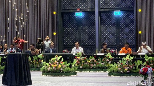 Menkomarves Luhut Pandjaitan saat memimpin rapat koordinasi persiapan Bali International Airshow (BIAS) di Nusa Dua, Bali (3/9/2024). (Rizki Setyo)