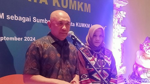 Menkop UKM Teten Masduki dan Deputi Bidang Kewirausahaan Siti Azizah memberikan keterangan pers di Badung, Bali, Selasa (3/9/2024). (Ni Made Lastri Karsiani Putri/detikBali)