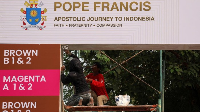 Women walk at Gelora Bung Karno Main Stadium while they prepare for a mass on the day of Pope Francis' visit, in Jakarta, Indonesia, September 3, 2024. REUTERS/Ajeng Dinar Ulfiana