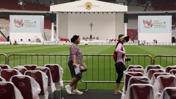 Women walk at Gelora Bung Karno Main Stadium while they prepare for a mass on the day of Pope Francis' visit, in Jakarta, Indonesia, September 3, 2024. REUTERS/Ajeng Dinar Ulfiana