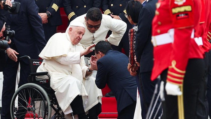 Momen Paus Fransiskus Tiba di Indonesia Pope Francis arrives at Soekarno-Hatta International Airport in Tangerang near Jakarta, Indonesia, September 3, 2024. REUTERS/Guglielmo Mangiapane