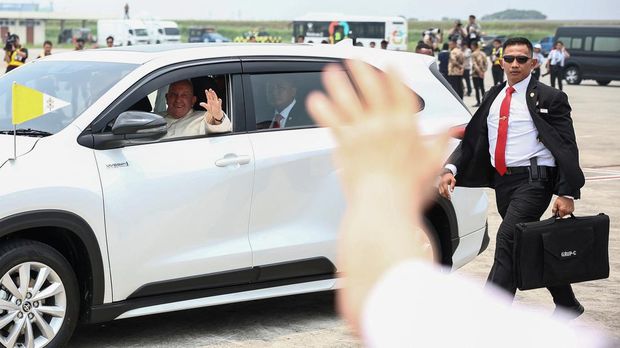 Pope Francis arrives at Soekarno-Hatta International Airport in Tangerang near Jakarta, Indonesia, September 3, 2024. REUTERS/Guglielmo Mangiapane
