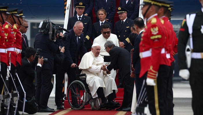 Momen Paus Fransiskus Tiba di Indonesia Pope Francis arrives at Soekarno-Hatta International Airport in Tangerang near Jakarta, Indonesia, September 3, 2024. REUTERS/Guglielmo Mangiapane
