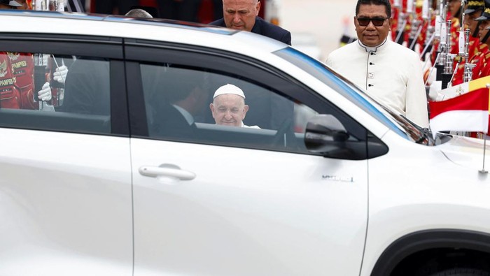Pope Francis looks on after arriving at Soekarno-Hatta International Airport during his apostolic visit to Asia, in Tangerang near Jakarta, Indonesia, September 3, 2024. REUTERS/Willy Kurniawan
