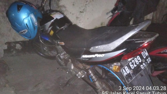 Motor Honda Mega Pro yang menabrak warung angkringan di Kota Jogja hingga dua pengendaranya dihajar massa gegara ugal-ugalan, Selasa (3/9/2024) dini hari. Motor Honda Mega Pro yang menabrak warung angkringan di Kota Jogja hingga dua pengendaranya dihajar massa gegara ugal-ugalan, Selasa (3/9/2024) dini hari.