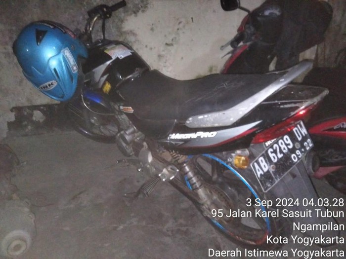 Motor Honda Mega Pro yang menabrak warung angkringan di Kota Jogja hingga dua pengendaranya dihajar massa gegara ugal-ugalan, Selasa (3/9/2024) dini hari.
