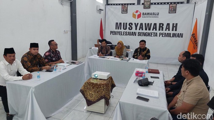 Musyawarah tertutup bapaslon Dico-Ali dengan KPU Kendal di kantor Bawaslu Kendal, Selasa (3/9/2024).