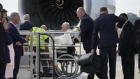 Pemimpin tertinggi Gereja Katolik sedunia Paus Fransiskus terbang ke Indonesia dengan pesawat komersial, bukan jet pribadi. Paus juga akan menaiki mobil biasa, bukan mobil mewah selama di Indonesia. AP/Andrew Medichini  